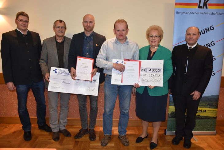 Verleihung des Burgenländischen Tierschutzpreises 2017 an zwei Schweinehalter
v.l.n.r.: Ing. Wolfgang Pleier, Landesveterinärdirektor WHR Dr. Robert Fink, Tierschutz-Preisträger Bernhard Liszt aus Leithaprodersdorf, Tierschutz-Preisträger Dr. Josef Lehrner aus Marz, Landesrätin Verena Dunst und LK-Tierzuchtdirektor Dipl.-Ing. Franz Vuk © Bgld. Landwirtschaftskammer/Leitgeb Verleihung des Burgenländischen Tierschutzpreises 2017 an zwei Schweinehalter
v.l.n.r.: Ing. Wolfgang Pleier, Landesveterinärdirektor WHR Dr. Robert Fink, Tierschutz-Preisträger Bernhard Liszt aus Leithaprodersdorf, Tierschutz-Preisträger Dr. Josef Lehrner aus Marz, Landesrätin Verena Dunst und LK-Tierzuchtdirektor Dipl.-Ing. Franz Vuk © Bgld. Landwirtschaftskammer/Leitgeb