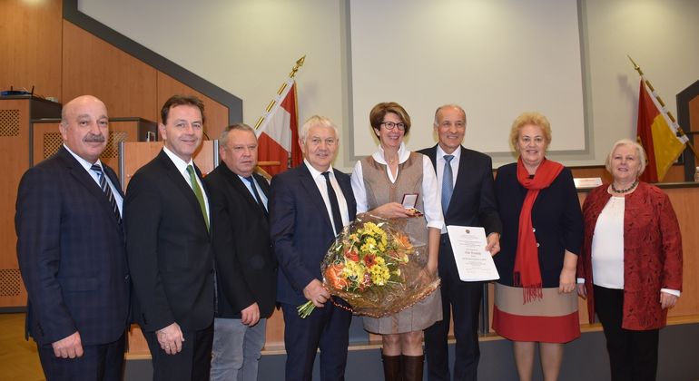 v.l.n.r.: Kammerdirektor DI Otto Prieler, Nationalrat DI Niki Berlakovich, Zweiter Landtagspräsident Ing. Rudolf Strommer, Vizepräsident Adalbert Resetar, KR Eva Rieschl, Präsident Franz Stefan Hautzinger, Landesrätin Verena Dunst und Landesbäuerin Irene Deutsch © Bgld. Landwirtschaftskammer v.l.n.r.: Kammerdirektor DI Otto Prieler, Nationalrat DI Niki Berlakovich, Zweiter Landtagspräsident Ing. Rudolf Strommer, Vizepräsident Adalbert Resetar, KR Eva Rieschl, Präsident Franz Stefan Hautzinger, Landesrätin Verena Dunst und Landesbäuerin Irene Deutsch © Bgld. Landwirtschaftskammer