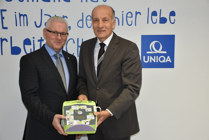 UNIQA-Landesdirektor Alfred Vlcek übergibt an LK-Präsident Franz Stefan Hautzinger einen Laien-Defibrillator für die Burgenländische Landwirtschaftskammer © Bgld. Landwirtschaftskammer/Leitgeb UNIQA-Landesdirektor Alfred Vlcek übergibt an LK-Präsident Franz Stefan Hautzinger einen Laien-Defibrillator für die Burgenländische Landwirtschaftskammer © Bgld. Landwirtschaftskammer/Leitgeb