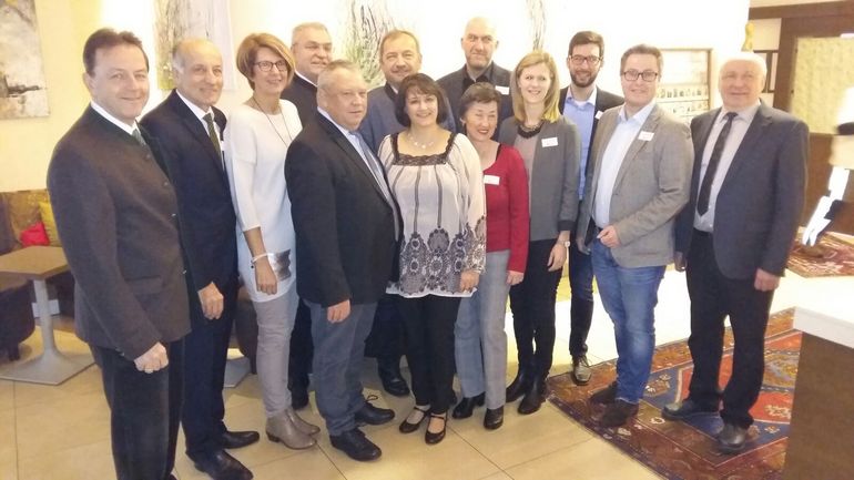 v.l.n.r.: Nationalrat Dipl.-Ing. Niki Berlakovich, LK-Präsident Franz Stefan Hautzinger, Eva Rieschl, LAbg. Manfred Haidinger, 2. LT-Präsident Ing. Rudolf Strommer, Ing. Werner Falb-Meixner, Bezirksbäuerin Ilse Schmidt, Bezirksbäuerin-Stv. Maria Unger, Kammerrat Johannes Schulz, Bezirksbäuerin-Stv. Christine Habersack-Thury, Jungbauernobmann Martin Öhler, LAbg. Bürgermeister Markus Ulram und Bürgermeister Hans Schrammel © Bgld. Landwirtschaftskammer/DI Brasch v.l.n.r.: Nationalrat Dipl.-Ing. Niki Berlakovich, LK-Präsident Franz Stefan Hautzinger, Eva Rieschl, LAbg. Manfred Haidinger, 2. LT-Präsident Ing. Rudolf Strommer, Ing. Werner Falb-Meixner, Bezirksbäuerin Ilse Schmidt, Bezirksbäuerin-Stv. Maria Unger, Kammerrat Johannes Schulz, Bezirksbäuerin-Stv. Christine Habersack-Thury, Jungbauernobmann Martin Öhler, LAbg. Bürgermeister Markus Ulram und Bürgermeister Hans Schrammel © Bgld. Landwirtschaftskammer/DI Brasch