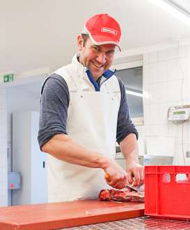 Georg Maizner bei der Herstellung hochwertiger Fleischspezialitäten in der neu errichteten Metzgerei. © Maizner Georg Maizner bei der Herstellung hochwertiger Fleischspezialitäten in der neu errichteten Metzgerei. © Maizner