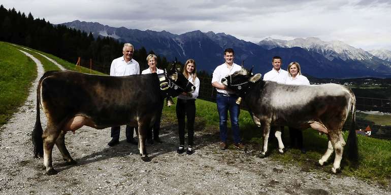 Drei Generationen leben am Hoarachhof: v.l. Josef und Maria Larcher, Magdalena (mit Grauviehkuh Suni), David (mit Grauviehkuh Sissi), Markus und Andrea Haller. © Haller Drei Generationen leben am Hoarachhof: v.l. Josef und Maria Larcher, Magdalena (mit Grauviehkuh Suni), David (mit Grauviehkuh Sissi), Markus und Andrea Haller. © Haller