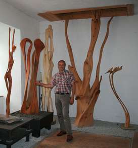 Ferdinand Lackner im Atelier mit seinen Kunstwerken. © LK Tirol/Auer