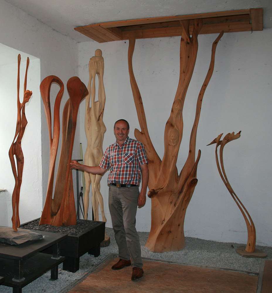 Ferdinand Lackner im Atelier mit seinen Kunstwerken. © LK Tirol/Auer