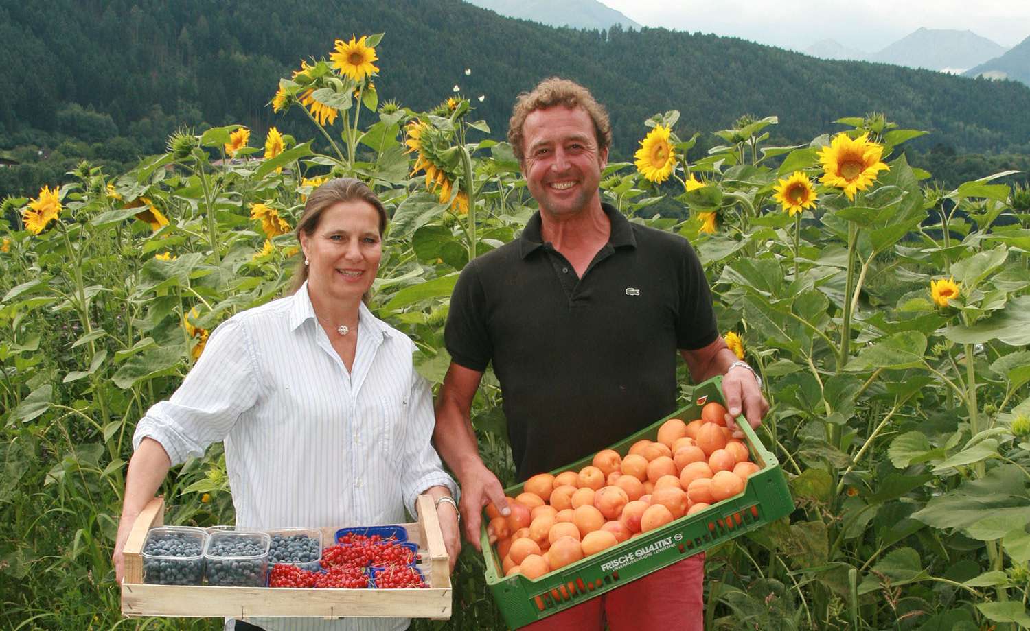 Claudia und Gustav Hacket mit ihren Erzeugnissen. © LK Tirol/Pfurtscheller