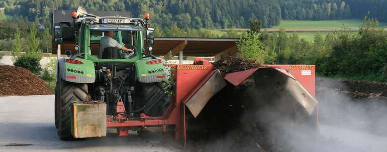 Andreas Angerer bei der Bearbeitung des Kompostes. © LK Tirol/Pfurtscheller