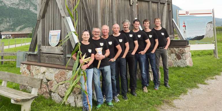 Die Gemeinschaft ‘Freunde des weißen Kemater Tirggen‘ vor dem Tirggenhäusl in Kematen. © Hannelore Berger-Hammerle