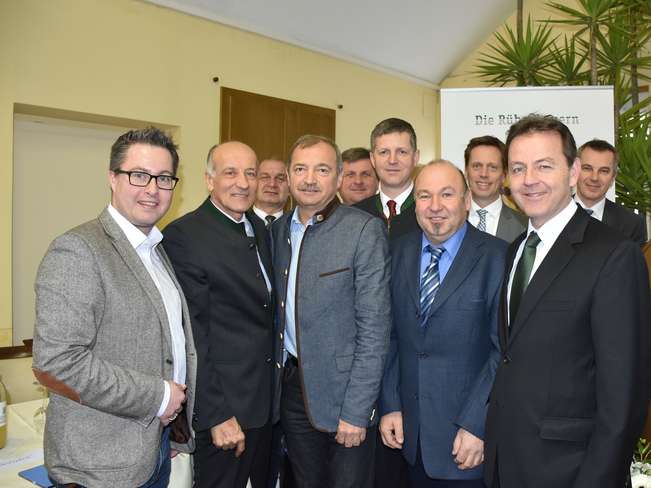 Der Bgld. Rübenbauernbund -Vorstand mit Ehrengästen
Vorne v.l.n.r.: LABg Bgm. Markus Ulram, LK-Präsident Ök.-Rat Franz Stefan Hautzinger, LR a.D. Ing. Werner Falb-Meixner, Vorsitzender des Aufsichtrats Ök.-Rat Gerhard Aibler, BM a.D. NR DI Nikolaus Berlakovich
Hinten v.l.n.r.: 2. Vizepräsident Richard Unger, 1. Vizepräsident Stefan Karall, Präsident Ing. Markus Fröch, GF Ing. Markus Schöberl (VÖR), Präsident DI Ernst Karpfinger (VÖR) © Bgld. Landwirtschaftskammer Der Bgld. Rübenbauernbund -Vorstand mit Ehrengästen
Vorne v.l.n.r.: LABg Bgm. Markus Ulram, LK-Präsident Ök.-Rat Franz Stefan Hautzinger, LR a.D. Ing. Werner Falb-Meixner, Vorsitzender des Aufsichtrats Ök.-Rat Gerhard Aibler, BM a.D. NR DI Nikolaus Berlakovich
Hinten v.l.n.r.: 2. Vizepräsident Richard Unger, 1. Vizepräsident Stefan Karall, Präsident Ing. Markus Fröch, GF Ing. Markus Schöberl (VÖR), Präsident DI Ernst Karpfinger (VÖR) © Bgld. Landwirtschaftskammer