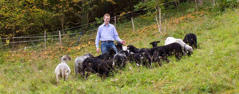 Sebastian Eder mit seiner Herde © privat