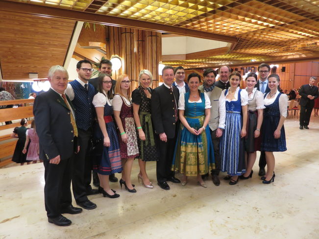 Gruppenfoto beim Landjugend-Bezirksball 2018 in Oberschützen
LK-Vizepräsident Ök.-Rat Adalbert Resetar, LJ-Landesleiter Georg Schoditsch, LJ-Bezirksleiter von Neusiedl/See Georg Friedl, LJ-Landesgeschäftsführerin Stefanie Prenner, LJ-Landesleiterin Angela Hiermann, Vizebürgermeisterin von Bad Tazmannsdorf Barbara Baldasti, Nationalrat Dipl.-Ing. Niki Berlakovich, LJ-Bezirksleiter Sebastian Losert, LAbg. Mag. Michaela Resetar, Bürgermeister Hans Unger, Bezirksreferent Dipl.-Ing. Richard Matyas, Bezirksbäuerin Dipl.-Ing. Carina Laschober-Luif, LJ-Bezirksleiterin Sabrina Kaipel, LJ-Landesleiter-Stellvertreter Dominik Weber und LJ-Bezirksleiterin-Stv. Iris Unger © Bgld. Landwirtschaftskammer Gruppenfoto beim Landjugend-Bezirksball 2018 in Oberschützen
LK-Vizepräsident Ök.-Rat Adalbert Resetar, LJ-Landesleiter Georg Schoditsch, LJ-Bezirksleiter von Neusiedl/See Georg Friedl, LJ-Landesgeschäftsführerin Stefanie Prenner, LJ-Landesleiterin Angela Hiermann, Vizebürgermeisterin von Bad Tazmannsdorf Barbara Baldasti, Nationalrat Dipl.-Ing. Niki Berlakovich, LJ-Bezirksleiter Sebastian Losert, LAbg. Mag. Michaela Resetar, Bürgermeister Hans Unger, Bezirksreferent Dipl.-Ing. Richard Matyas, Bezirksbäuerin Dipl.-Ing. Carina Laschober-Luif, LJ-Bezirksleiterin Sabrina Kaipel, LJ-Landesleiter-Stellvertreter Dominik Weber und LJ-Bezirksleiterin-Stv. Iris Unger © Bgld. Landwirtschaftskammer