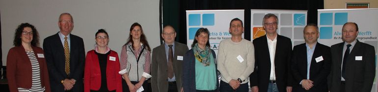 Die Veranstalter mit den Vortragenden, v.l.n.r. Dr. Alexandra Hund, Vet.Med. Uni; Prof. Dr. Dr. Walter Baumgartner, Präsident der ÖBG; Dr. Elisabeth Hehenberger, Prakt. Tierärztin; Dr. Claudine Mramor, TGD-Bgld.; Prof. Dr. Klaus Doll, Univ. Gießen; Vize.präs. Mag. Gerlinde Hochedlinger, Tierärztekammer Bgld.; Prof. Dr. Qendrim Zebeli, Vet.Med. Uni; Dr. Werner Biermayer, Fa. Alvetra Werfft; Prof. Dr. Friedrich Schmoll, AGES; DI Franz Vuk, TGD-Bgld. © TGD-B Die Veranstalter mit den Vortragenden, v.l.n.r. Dr. Alexandra Hund, Vet.Med. Uni; Prof. Dr. Dr. Walter Baumgartner, Präsident der ÖBG; Dr. Elisabeth Hehenberger, Prakt. Tierärztin; Dr. Claudine Mramor, TGD-Bgld.; Prof. Dr. Klaus Doll, Univ. Gießen; Vize.präs. Mag. Gerlinde Hochedlinger, Tierärztekammer Bgld.; Prof. Dr. Qendrim Zebeli, Vet.Med. Uni; Dr. Werner Biermayer, Fa. Alvetra Werfft; Prof. Dr. Friedrich Schmoll, AGES; DI Franz Vuk, TGD-Bgld. © TGD-B