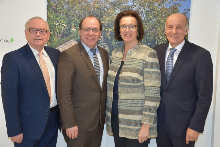 Paul Fasching (bisheriger SVB-Vorsitzender), Andreas Liegenfeld (neuer SVB-Vorsitzender Bgld.), SVB-Bundesobfrau Theresia Meier und LK-Präsident Franz Stefan Hautzinger © Bgld. Landwirtschaftskammer/Leitgeb Paul Fasching (bisheriger SVB-Vorsitzender), Andreas Liegenfeld (neuer SVB-Vorsitzender Bgld.), SVB-Bundesobfrau Theresia Meier und LK-Präsident Franz Stefan Hautzinger © Bgld. Landwirtschaftskammer/Leitgeb