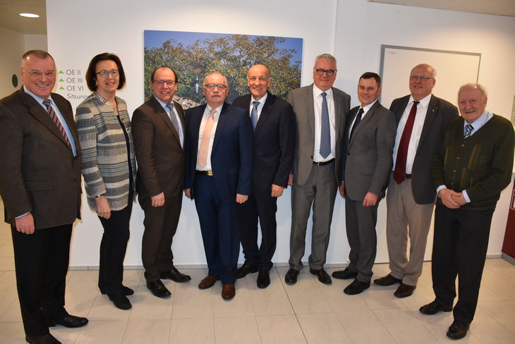 VB-Ausschussmitgliedern – v.l.n.r.: SVB-Generaldirektor Mag. Franz Ledermüller, SVB-Bundesobfrau Theresia Meier, neuer SVB-Vorsitzender Bgld. Andreas Liegenfeld, der ehemalige SVB-Vorsitzender Bgld. Paul Fasching, LK-Präsident Franz Stefan Hautzinger, SVB-Regionalstellenleiter Bgld. Dr. Norbert Wanka, Kammerrat Bgm. Johann Weber, Kammerrat Stefan Hauser, Franz Kaiser © Bgld. Landwirtschaftskammer/Leitgeb VB-Ausschussmitgliedern – v.l.n.r.: SVB-Generaldirektor Mag. Franz Ledermüller, SVB-Bundesobfrau Theresia Meier, neuer SVB-Vorsitzender Bgld. Andreas Liegenfeld, der ehemalige SVB-Vorsitzender Bgld. Paul Fasching, LK-Präsident Franz Stefan Hautzinger, SVB-Regionalstellenleiter Bgld. Dr. Norbert Wanka, Kammerrat Bgm. Johann Weber, Kammerrat Stefan Hauser, Franz Kaiser © Bgld. Landwirtschaftskammer/Leitgeb