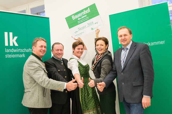 Herbert und Gabriele Stranzl freuen sich mit Präsident Franz Tischenbacher (l.), Vizepräsident Maria Pein (2.v.r.) und Kammerdirektor Werner Brugner (r.) über die große Auszeichnung „Bauernhof des Jahres 2018“ © LK/Alexander Danner Herbert und Gabriele Stranzl freuen sich mit Präsident Franz Tischenbacher (l.), Vizepräsident Maria Pein (2.v.r.) und Kammerdirektor Werner Brugner (r.) über die große Auszeichnung „Bauernhof des Jahres 2018“ © LK/Alexander Danner