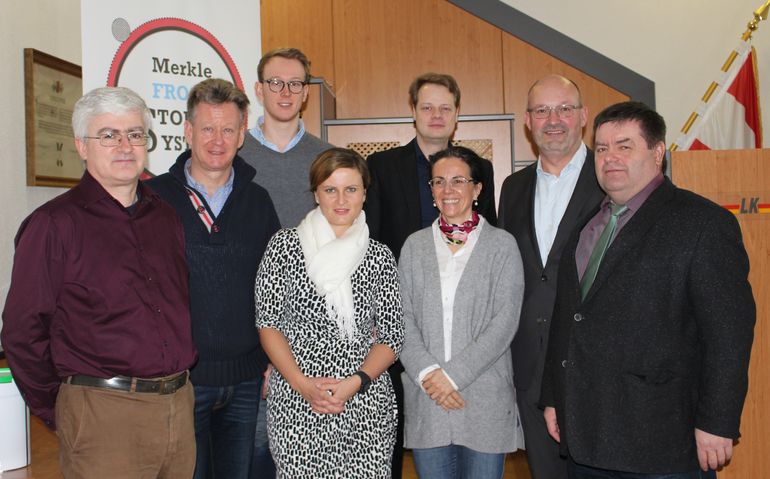 Organisatorin Ing. Verena Klöckl mit den hochkarätigen Referenten: v.l.n.r.: Ao.Univ.Prof. Dipl.-Ing. Dr.nat.techn. Josef Eitzinger, Georg Merkle, Georg Merkle jun., Ing. Verena Klöckl, Markus Müller, Univ.Prof. Dipl.-Ing.sc.agr. Dr.sc.agr. Astrid Forneck, Dipl. Päd. Ing. Erhard Kührer, Richard Fuhrmann © Bgld. Landwirtschaftskammer Organisatorin Ing. Verena Klöckl mit den hochkarätigen Referenten: v.l.n.r.: Ao.Univ.Prof. Dipl.-Ing. Dr.nat.techn. Josef Eitzinger, Georg Merkle, Georg Merkle jun., Ing. Verena Klöckl, Markus Müller, Univ.Prof. Dipl.-Ing.sc.agr. Dr.sc.agr. Astrid Forneck, Dipl. Päd. Ing. Erhard Kührer, Richard Fuhrmann © Bgld. Landwirtschaftskammer
