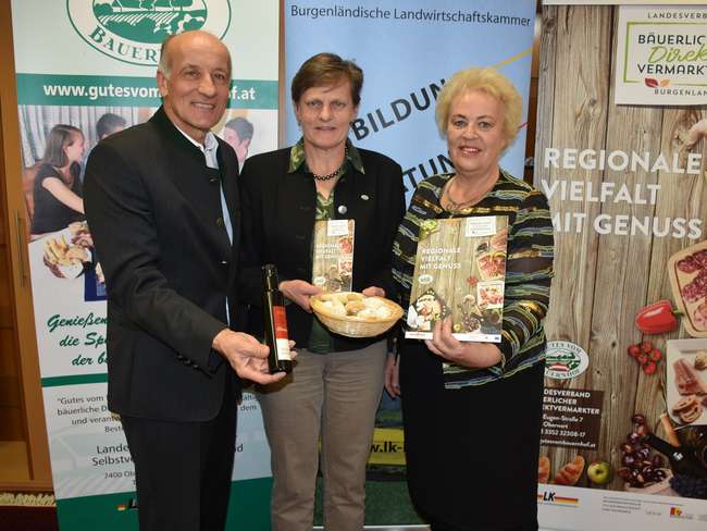 Präsentieren gemeinsam die neue Verbandsbroschüre „REGIONALE VIELFALT MIT GENUSS“: v.l.n.r.: Präsident Franz Stefan Hautzinger, Direktvermarkter-Obfrau Elisabeth Aufner und Landesrätin Verena Dunst © Bgld. Landwirtschaftskammer/Leitgeb Präsentieren gemeinsam die neue Verbandsbroschüre „REGIONALE VIELFALT MIT GENUSS“: v.l.n.r.: Präsident Franz Stefan Hautzinger, Direktvermarkter-Obfrau Elisabeth Aufner und Landesrätin Verena Dunst © Bgld. Landwirtschaftskammer/Leitgeb