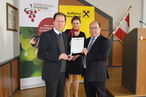 Erhielt die Goldene Ehrennadel - Hofrat Dr. Walter Flak
v.l.n.r.: HR Dr. Walter Flak, Ing. Verena Klöckl BA, Präs. Ök.-Rat Andreas Liegenfeld © Bgld. Landwirtschaftskammer Erhielt die Goldene Ehrennadel - Hofrat Dr. Walter Flak
v.l.n.r.: HR Dr. Walter Flak, Ing. Verena Klöckl BA, Präs. Ök.-Rat Andreas Liegenfeld © Bgld. Landwirtschaftskammer