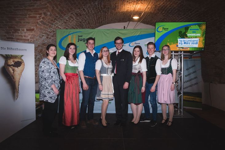 Der neue Vorstand der Landjugend Burgenland
v.l.n.r.: Schriftführerin Doris Payer, Leiterin-Stv. Jenny Pauer, Leiter-Stv. Christoph Unger, Leiterin Angela Hiermann, Leiter Dominik Weber, Leiterin-Stv. Sabrina Kaipel, Leiter-Stv. Maximilian Wohlfarth, Vorstandsmitglied Hannah Thrackl © Landjugend Burgenland Der neue Vorstand der Landjugend Burgenland
v.l.n.r.: Schriftführerin Doris Payer, Leiterin-Stv. Jenny Pauer, Leiter-Stv. Christoph Unger, Leiterin Angela Hiermann, Leiter Dominik Weber, Leiterin-Stv. Sabrina Kaipel, Leiter-Stv. Maximilian Wohlfarth, Vorstandsmitglied Hannah Thrackl © Landjugend Burgenland