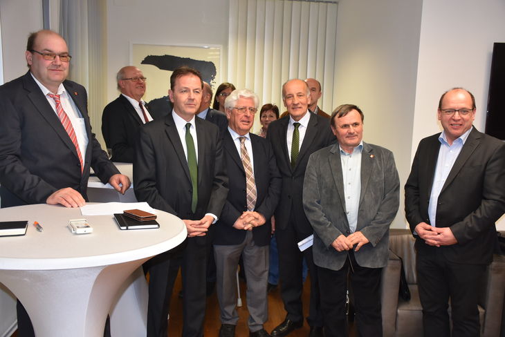 Gemeinsames Warten der Vertreter des Bgld. Bauernbundes und der SPÖ Bauern auf das vorläufige Endergebnis der LK-Wahlen © Burgenländische Landwirtschaftskammer/Leitgeb Gemeinsames Warten der Vertreter des Bgld. Bauernbundes und der SPÖ Bauern auf das vorläufige Endergebnis der LK-Wahlen © Burgenländische Landwirtschaftskammer/Leitgeb