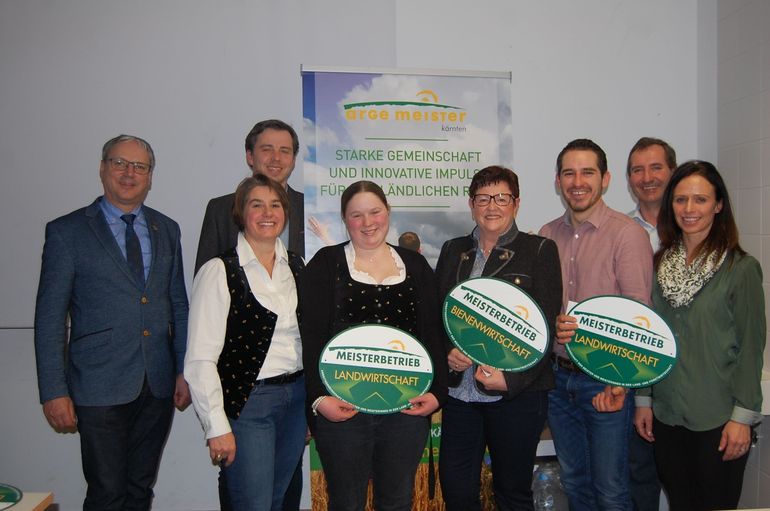 Die neuen Meister: Landwirtschaftsmeisterin
Bettina Taferner,
Bienenwirtschaftsmeisterin
Brigitte Kircher
und LW-Meister Stefan Ratheiser
(v. l.) © ARGE Meister Die neuen Meister: Landwirtschaftsmeisterin
Bettina Taferner,
Bienenwirtschaftsmeisterin
Brigitte Kircher
und LW-Meister Stefan Ratheiser
(v. l.) © ARGE Meister