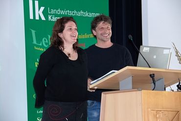 Karin und Michael Halbfurter
aus Osttirol bietet erfolgreich
"Alm erleben" und "Schule am
Bauernhof" wie auch Vater-
Kind-Wochenenden. © Jaritz Karin und Michael Halbfurter
aus Osttirol bietet erfolgreich
"Alm erleben" und "Schule am
Bauernhof" wie auch Vater-
Kind-Wochenenden. © Jaritz