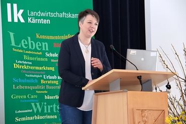 Olga Voglauer aus Ludmannsdorf
produziert Heumilchprodukte
und betreibt einen Milchautomaten,
der von den Kunden
mit Milchgutscheinen finanziert
wurde. © Jaritz Olga Voglauer aus Ludmannsdorf
produziert Heumilchprodukte
und betreibt einen Milchautomaten,
der von den Kunden
mit Milchgutscheinen finanziert
wurde. © Jaritz