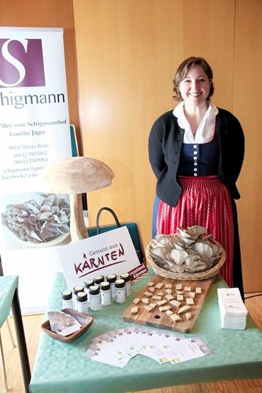 Sabine Jäger vom Schigmannhof,
aus Maria Rain produziert
verschiedene Pilze und Pilzsalze
und vermarktet dies in der Gastronomie,
am Bauernmarkt in
Moosburg und ab Hof. © Jaritz Sabine Jäger vom Schigmannhof,
aus Maria Rain produziert
verschiedene Pilze und Pilzsalze
und vermarktet dies in der Gastronomie,
am Bauernmarkt in
Moosburg und ab Hof. © Jaritz