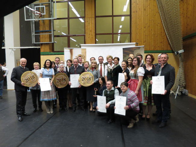 Landesrat Ök.-Rat. Johann Seitinger und LK-Vizepräsidentin Maria Pein (beide Steiermark) mit den ausgezeichneten burgenländischen Kürbiskernölproduzenten © Bgld. Landwirtschaftskammer/Ing. Perl Landesrat Ök.-Rat. Johann Seitinger und LK-Vizepräsidentin Maria Pein (beide Steiermark) mit den ausgezeichneten burgenländischen Kürbiskernölproduzenten © Bgld. Landwirtschaftskammer/Ing. Perl