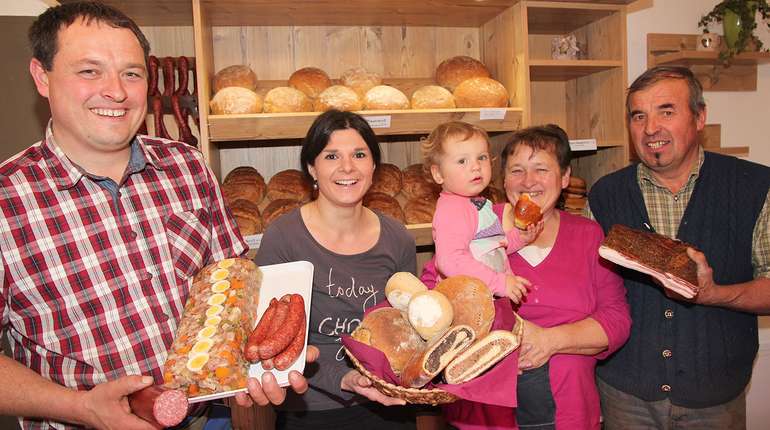 Familie Fritz vom Kattlerhof, v.l. Christian, Manuela, Johanna, Elisabeth und Norbert. © Hansjörg Pichler Familie Fritz vom Kattlerhof, v.l. Christian, Manuela, Johanna, Elisabeth und Norbert. © Hansjörg Pichler