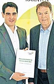 Walfried Wutscher übergab das Präsidentenamt des Ökosozialen Forums Kärnten an Bernhard Rebernig (li.) © ÖSF Walfried Wutscher übergab das Präsidentenamt des Ökosozialen Forums Kärnten an Bernhard Rebernig (li.) © ÖSF