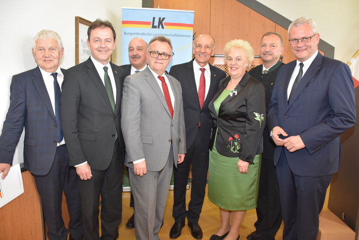 v.l.n.r.: Vizepräsident a.D. Ök.-Rat Adalbert Resetar, Präsident NR Dipl.-Ing. Niki Berlakovich, Kammerdirektor Prof. Dipl.-Ing. Otto Prieler, Landeshauptmann Hans Niessl, Präsident a.D. Ök.-Rat Franz Stefan Hautzinger, Landesrätin Verena Dunst, Vizepräsident Ing. Werner Falb-Meixner und der Bürgermeister von Eisenstadt, LAbg. Mag. Thomas Steiner © Bgld. Landwirtschaftskammer/Leitgeb v.l.n.r.: Vizepräsident a.D. Ök.-Rat Adalbert Resetar, Präsident NR Dipl.-Ing. Niki Berlakovich, Kammerdirektor Prof. Dipl.-Ing. Otto Prieler, Landeshauptmann Hans Niessl, Präsident a.D. Ök.-Rat Franz Stefan Hautzinger, Landesrätin Verena Dunst, Vizepräsident Ing. Werner Falb-Meixner und der Bürgermeister von Eisenstadt, LAbg. Mag. Thomas Steiner © Bgld. Landwirtschaftskammer/Leitgeb