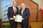 Präsident Ing. Hermann Schultes überreicht Ök.-Rat Hautzinger die „Große Goldene Kammermedaille der Niederösterreichischen Landes-Landwirtschaftskammer“ © Bgld. Landwirtschaftskammer/Leitgeb Präsident Ing. Hermann Schultes überreicht Ök.-Rat Hautzinger die „Große Goldene Kammermedaille der Niederösterreichischen Landes-Landwirtschaftskammer“ © Bgld. Landwirtschaftskammer/Leitgeb