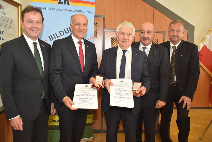 Präsident Niki Berlakovich zeichnet das ehemalige Führungs-Duo Franz Stefan Hautzinger und Adalbert Resetar mit der Kammermedaille in Gold der Burgenländischen Landwirtschaftskammer aus. v.l.n.r.: Präsident NR Dipl.-Ing. Niki Berlakovich, Ök.-Rat Franz Stefan Hautzinger, Ök.-Rat Adalbert Resetar, Kammerdirektor Prof. Dipl.-Ing. Otto Prieler und Vizepräsident Ing. Werner Falb-Meixner © Bgld. Landwirtschaftskammer/Leitgeb Präsident Niki Berlakovich zeichnet das ehemalige Führungs-Duo Franz Stefan Hautzinger und Adalbert Resetar mit der Kammermedaille in Gold der Burgenländischen Landwirtschaftskammer aus. v.l.n.r.: Präsident NR Dipl.-Ing. Niki Berlakovich, Ök.-Rat Franz Stefan Hautzinger, Ök.-Rat Adalbert Resetar, Kammerdirektor Prof. Dipl.-Ing. Otto Prieler und Vizepräsident Ing. Werner Falb-Meixner © Bgld. Landwirtschaftskammer/Leitgeb