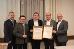 LK-Vizepräsident Ing. Werner Falb-Meixner, Obmann des Bgld. Rinderzuchtverbandes Ök.-Rat Reinhard Jany, LAbg. Mag. Christian Drobits, Wilhelm Schoditsch aus Welgersdorf (wurde für zwei 100.000-Liter-Kühe ausgezeichnet) und Bürgermeister LAbg. Georg Rosner © Bgld. Rinderzuchtverband LK-Vizepräsident Ing. Werner Falb-Meixner, Obmann des Bgld. Rinderzuchtverbandes Ök.-Rat Reinhard Jany, LAbg. Mag. Christian Drobits, Wilhelm Schoditsch aus Welgersdorf (wurde für zwei 100.000-Liter-Kühe ausgezeichnet) und Bürgermeister LAbg. Georg Rosner © Bgld. Rinderzuchtverband