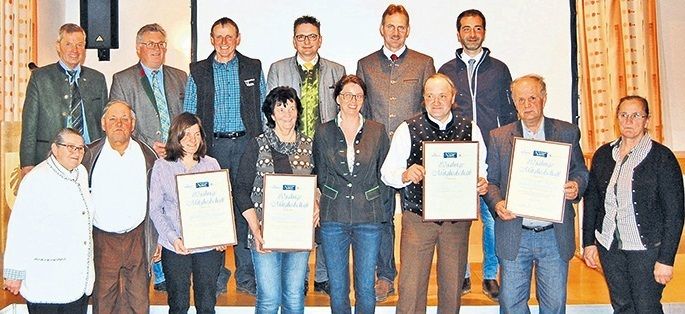 Dank und Anerkennung für die 80-jährige Mitgliedschaft (1938-2018) im Pferdezuchtverein K18 Lesachtal gab es für Fam. Oberluggauer vlg. Stöffler, Fam. Oberluggauer vlg. Häusler, Fam. Eder vlg. Lugger und Familie Guggenberger vlg. Mitterberger. © LPZV Kärnten Dank und Anerkennung für die 80-jährige Mitgliedschaft (1938-2018) im Pferdezuchtverein K18 Lesachtal gab es für Fam. Oberluggauer vlg. Stöffler, Fam. Oberluggauer vlg. Häusler, Fam. Eder vlg. Lugger und Familie Guggenberger vlg. Mitterberger. © LPZV Kärnten