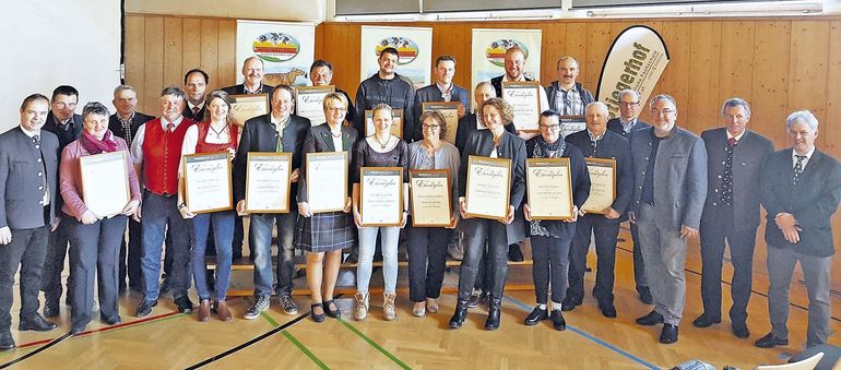 21 Zuchtbetriebe wurden mit dem ZAR-Ehrendiplom für ihre neuen 100.000-Liter-Kühe augezeichnet. © Holstein Verband 21 Zuchtbetriebe wurden mit dem ZAR-Ehrendiplom für ihre neuen 100.000-Liter-Kühe augezeichnet. © Holstein Verband