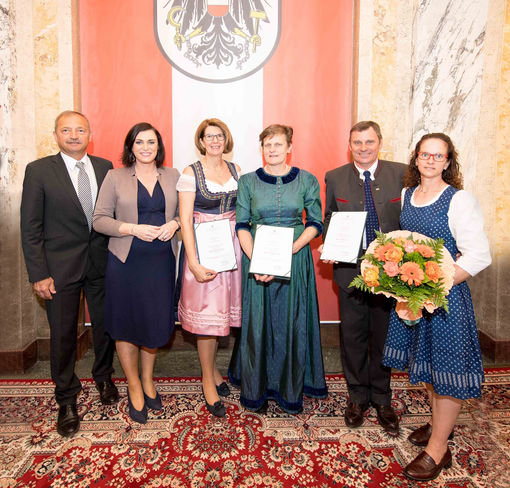 LK-Vizepräsident Ing. Werner Falb-Meixner, Landwirtschaftsministerin Elisabeth Köstinger, Ök.-Rat Eva Rieschl, Ök.-Rat Elisabeth Aufner, Kammerrat Ök.-Rat Johann Weber und Manuela Weber © BMNT/Paul Gruber LK-Vizepräsident Ing. Werner Falb-Meixner, Landwirtschaftsministerin Elisabeth Köstinger, Ök.-Rat Eva Rieschl, Ök.-Rat Elisabeth Aufner, Kammerrat Ök.-Rat Johann Weber und Manuela Weber © BMNT/Paul Gruber