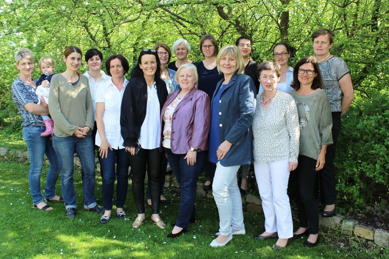 Tagungsteilnehmerinnen:1.Reihe v.l.n.r: Christina Pöll, Bezirksbäuerin (OW) KR DI Carina Laschober-Luif, Maria Fröch, Bezirksbäuerin (MA) KR Andrea Tobler, KR Doris Kollar-Lackner, Landesbäuerin Bezirksbäuerin (JE) KR Irene Deutsch, Landesbäuerin- Stv. Bezirksbäuerin (OPD) KR Silvia Toth, Maria Unger, KR Mag. Eva Weinek, 2. Reihe v.l.n.r: Eva Rieschl, Bezirksbäuerin Elisabeth Jandrisits, Ing. Christine Hofer, Weinkönigin KR Anna Reichardt, KR Christine Riepl, Obfrau Landesverband Bäuerlicher Direktvermarkter Bgld. Elisabeth Aufner © Bgld. Landwirtschaftskammer/Schmitl Tagungsteilnehmerinnen:1.Reihe v.l.n.r: Christina Pöll, Bezirksbäuerin (OW) KR DI Carina Laschober-Luif, Maria Fröch, Bezirksbäuerin (MA) KR Andrea Tobler, KR Doris Kollar-Lackner, Landesbäuerin Bezirksbäuerin (JE) KR Irene Deutsch, Landesbäuerin- Stv. Bezirksbäuerin (OPD) KR Silvia Toth, Maria Unger, KR Mag. Eva Weinek, 2. Reihe v.l.n.r: Eva Rieschl, Bezirksbäuerin Elisabeth Jandrisits, Ing. Christine Hofer, Weinkönigin KR Anna Reichardt, KR Christine Riepl, Obfrau Landesverband Bäuerlicher Direktvermarkter Bgld. Elisabeth Aufner © Bgld. Landwirtschaftskammer/Schmitl