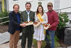 Bürgermeister Matthias Weghofer, LK-Präsident Niki Berlakovich, Erdbeerkönigin Celina I. und Vbgm. Christoph Ramhofer © Bgld. Landwirtschaftskammer/Leitgeb Bürgermeister Matthias Weghofer, LK-Präsident Niki Berlakovich, Erdbeerkönigin Celina I. und Vbgm. Christoph Ramhofer © Bgld. Landwirtschaftskammer/Leitgeb