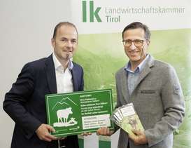 LK-Präsident Josef Hechenberger und Tirol Werbung-Geschäftsführer Josef Margreiter präsentierten die Almschilder und Informationsflyer. © Die Fotografen