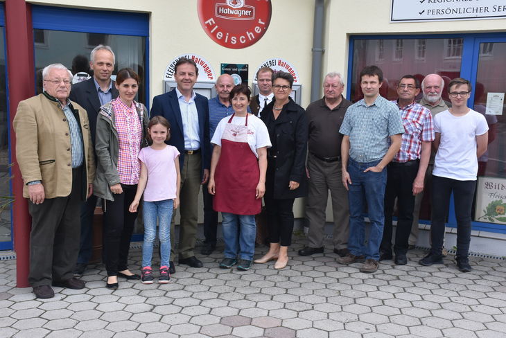 v.l.n.r.: Bridagier Gerd Dirmüller, Gerald Derkits, KR Dipl.-Ing. Carina Laschober-Luif, Lilith Luif, Präsident Dipl.-Ing. Niki Berlakovich, Josef Muhr, Meggie Hatwagner, Dipl.-Ing. Andreas Kummer, KR Maria Portschy, Rudolf Kappel, KR Ing. Martin Koch, Georg Schranz, Franz Kummer und Felix Kummer © Bgld. LK, Leitgeb v.l.n.r.: Bridagier Gerd Dirmüller, Gerald Derkits, KR Dipl.-Ing. Carina Laschober-Luif, Lilith Luif, Präsident Dipl.-Ing. Niki Berlakovich, Josef Muhr, Meggie Hatwagner, Dipl.-Ing. Andreas Kummer, KR Maria Portschy, Rudolf Kappel, KR Ing. Martin Koch, Georg Schranz, Franz Kummer und Felix Kummer © Bgld. LK, Leitgeb