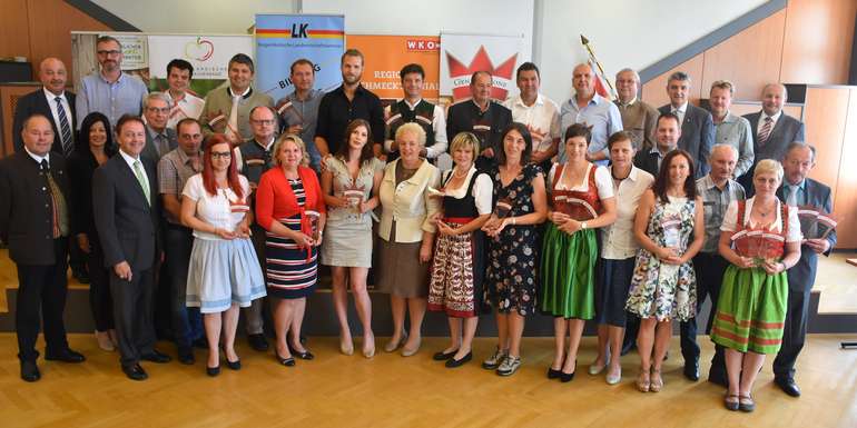 Landesrätin Verena Dunst, LK-Präsident Dipl.-Ing. Niki Berlakovich, WK-Vizepräsident Paul Kraill, Direktvermarkter-Bundesobmann Ök.-Rat Anton Heritzer und Direktvermarkter-Landesobfrau Ök.-Rat Elisabeth Aufner mit den Siegern der GenussLandesKrone Burgenland 2018/2019 © Bgld. Landwirtschaftskammer/Leitgeb Landesrätin Verena Dunst, LK-Präsident Dipl.-Ing. Niki Berlakovich, WK-Vizepräsident Paul Kraill, Direktvermarkter-Bundesobmann Ök.-Rat Anton Heritzer und Direktvermarkter-Landesobfrau Ök.-Rat Elisabeth Aufner mit den Siegern der GenussLandesKrone Burgenland 2018/2019 © Bgld. Landwirtschaftskammer/Leitgeb