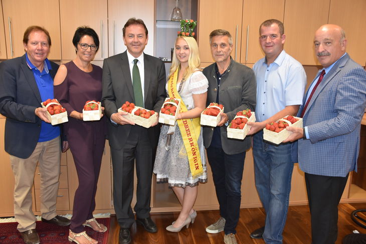 v.l.n.r.: Bürgermeister Matthias Weghofer, Tourismusverbandsobfrau von Wiesen Anita Treitl, Präsident DI Niki Berlakovich, die neue Österreichische Erdbeerkönigin Lisa I., Vbgm. Josef Habeler, Christoph Ramhofer und Kammerdirektor DI Otto Prieler © Bgld. Landwirtschaftskammer/Leitgeb v.l.n.r.: Bürgermeister Matthias Weghofer, Tourismusverbandsobfrau von Wiesen Anita Treitl, Präsident DI Niki Berlakovich, die neue Österreichische Erdbeerkönigin Lisa I., Vbgm. Josef Habeler, Christoph Ramhofer und Kammerdirektor DI Otto Prieler © Bgld. Landwirtschaftskammer/Leitgeb