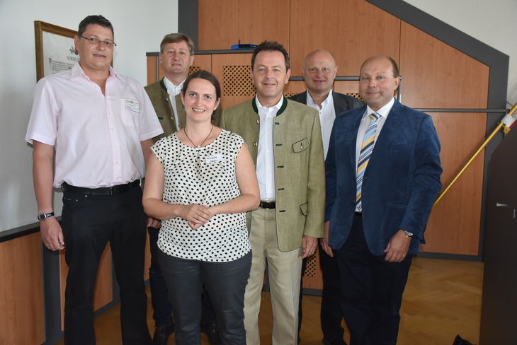 v.l.n.r.: Ing. Wolfgang Pleier, Ing. Eduard Zentner (Höhere Bundeslehr- und Forschungsanstalt für Landwirtschaft Raumberg?Gumpenstein), Dipl.-Ing. Veronika Hager (Hochschule für Agrar- und Umweltpädagogik), Präsident Dipl.-Ing. Niki Berlakolvich, Dipl.-Ing. Dr. Johann Schlederer (VLV und Österreichische Schweinebörse) und Kammerdirektor-Stv. Dipl.-Ing. Franz Vuk © Bgld. Landwirtschaftskammer/Leitgeb v.l.n.r.: Ing. Wolfgang Pleier, Ing. Eduard Zentner (Höhere Bundeslehr- und Forschungsanstalt für Landwirtschaft Raumberg?Gumpenstein), Dipl.-Ing. Veronika Hager (Hochschule für Agrar- und Umweltpädagogik), Präsident Dipl.-Ing. Niki Berlakolvich, Dipl.-Ing. Dr. Johann Schlederer (VLV und Österreichische Schweinebörse) und Kammerdirektor-Stv. Dipl.-Ing. Franz Vuk © Bgld. Landwirtschaftskammer/Leitgeb