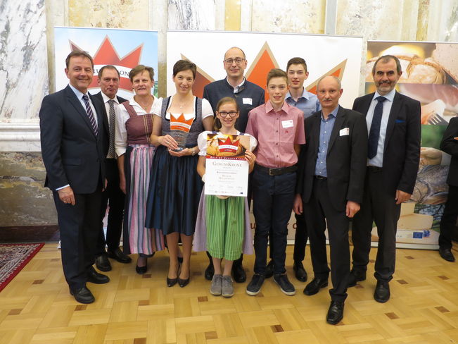 Preisträgerin Helene Milalkovits im Kreise ihrer Familie und LK-Präsident DI Nikolaus Berlakovich, LK-Österreich Präsident Josef Moosbrugger, Obfrau der Direktvermarkter Bgld. Ök.-Rat Elisabeth Aufner, Geschäftsführer - LV bäuerlicher Direktvermarkter Bgld. Ing. Gerhard Perl und Generalsekretär DI Josef Plank © Bgld. Landwirtschaftskammer/Perl Preisträgerin Helene Milalkovits im Kreise ihrer Familie und LK-Präsident DI Nikolaus Berlakovich, LK-Österreich Präsident Josef Moosbrugger, Obfrau der Direktvermarkter Bgld. Ök.-Rat Elisabeth Aufner, Geschäftsführer - LV bäuerlicher Direktvermarkter Bgld. Ing. Gerhard Perl und Generalsekretär DI Josef Plank © Bgld. Landwirtschaftskammer/Perl