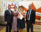 Preisträgerin Helene Milalkovits: v.l.n.r.: Präsident DI Nikolaus Berlakovich, Obfrau der Direktvermarkter Burgenland Ök.-Rat Elisabeth Aufner, Helene Milalkovits, und Generalsekretär DI Josef Plank © Bgld. Landwirtschaftskammer/Perl Preisträgerin Helene Milalkovits: v.l.n.r.: Präsident DI Nikolaus Berlakovich, Obfrau der Direktvermarkter Burgenland Ök.-Rat Elisabeth Aufner, Helene Milalkovits, und Generalsekretär DI Josef Plank © Bgld. Landwirtschaftskammer/Perl