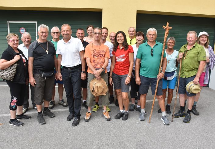Die Mariazellwallfahrer aus Weiden am See mit Bürgermeister Wilhelm Schwartz (am Foto 3. von links) wurden in der Burgenländischen Landwirtschaftskammer von Vizepräsident Ing. Werner Falb-Meixner (5. von links) herzlich begrüßt und zu einem kleinen Frühstück eingeladen © Bgld. Landwirtschaftskammer/Leitgeb Die Mariazellwallfahrer aus Weiden am See mit Bürgermeister Wilhelm Schwartz (am Foto 3. von links) wurden in der Burgenländischen Landwirtschaftskammer von Vizepräsident Ing. Werner Falb-Meixner (5. von links) herzlich begrüßt und zu einem kleinen Frühstück eingeladen © Bgld. Landwirtschaftskammer/Leitgeb