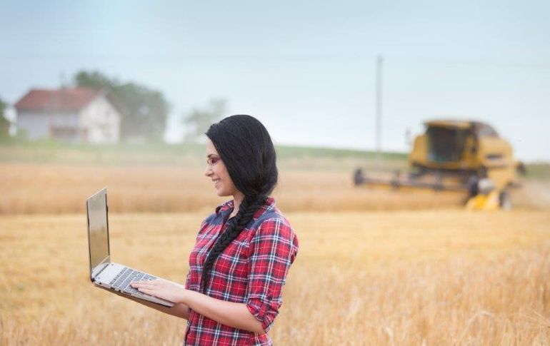 Vor allem Bäuerinnen brauchen gut funktionierende und leistungsfähige digitale Verbindungen, um bäuerliche Angebote umsetzen zu können © fotolia_Budimir Jevtic Vor allem Bäuerinnen brauchen gut funktionierende und leistungsfähige digitale Verbindungen, um bäuerliche Angebote umsetzen zu können © fotolia_Budimir Jevtic