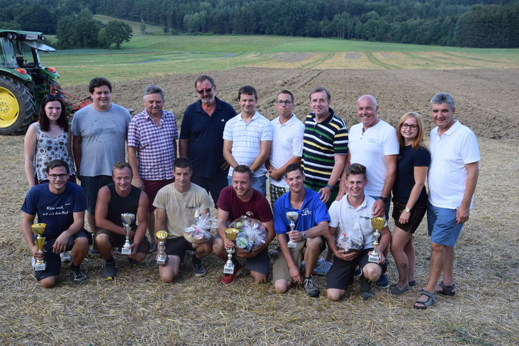 hinten v.l.n.r.: Bezirksleiterin Sabrina Kaipel, Bezirksleiter Daniel Windhaber, Bgm. Hermann Pferschy, die Kammerräte Josef Stubits, Ing. Martin Koch und Peter Wachter, die LABg Mag. Christian Drobits und Bgm. Georg Rosner, Landesleiterin Angela Hiermann, LABg Bgm. Walter Temmel.
vorne v.l.n.r.: Georg Schoditsch, Bernhard Schuch, Patrick Spitzer, Philipp Mauerhofer, Christoph Mühl, Lukas Ernst © Landjugend Oberwart hinten v.l.n.r.: Bezirksleiterin Sabrina Kaipel, Bezirksleiter Daniel Windhaber, Bgm. Hermann Pferschy, die Kammerräte Josef Stubits, Ing. Martin Koch und Peter Wachter, die LABg Mag. Christian Drobits und Bgm. Georg Rosner, Landesleiterin Angela Hiermann, LABg Bgm. Walter Temmel.
vorne v.l.n.r.: Georg Schoditsch, Bernhard Schuch, Patrick Spitzer, Philipp Mauerhofer, Christoph Mühl, Lukas Ernst © Landjugend Oberwart