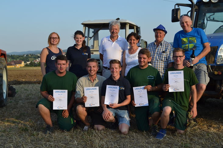 hinten v.l.n.r.: Landesleiterin Angela Hiermann, Bezirksleiterin Agnes Haider , KR Ök.-Rat Adalbert Endl, KR Andrea Tobler, Alfred Eder, Christian Knotzer
Vorne v.l.n.r.: Martin Tobler, Andreas Feiler, Bezirksleiter Maximilian Wohlfarth, Markus Tobler, Marcell Klein © Landjugend Mattersburg/Eisenstadt hinten v.l.n.r.: Landesleiterin Angela Hiermann, Bezirksleiterin Agnes Haider , KR Ök.-Rat Adalbert Endl, KR Andrea Tobler, Alfred Eder, Christian Knotzer
Vorne v.l.n.r.: Martin Tobler, Andreas Feiler, Bezirksleiter Maximilian Wohlfarth, Markus Tobler, Marcell Klein © Landjugend Mattersburg/Eisenstadt
